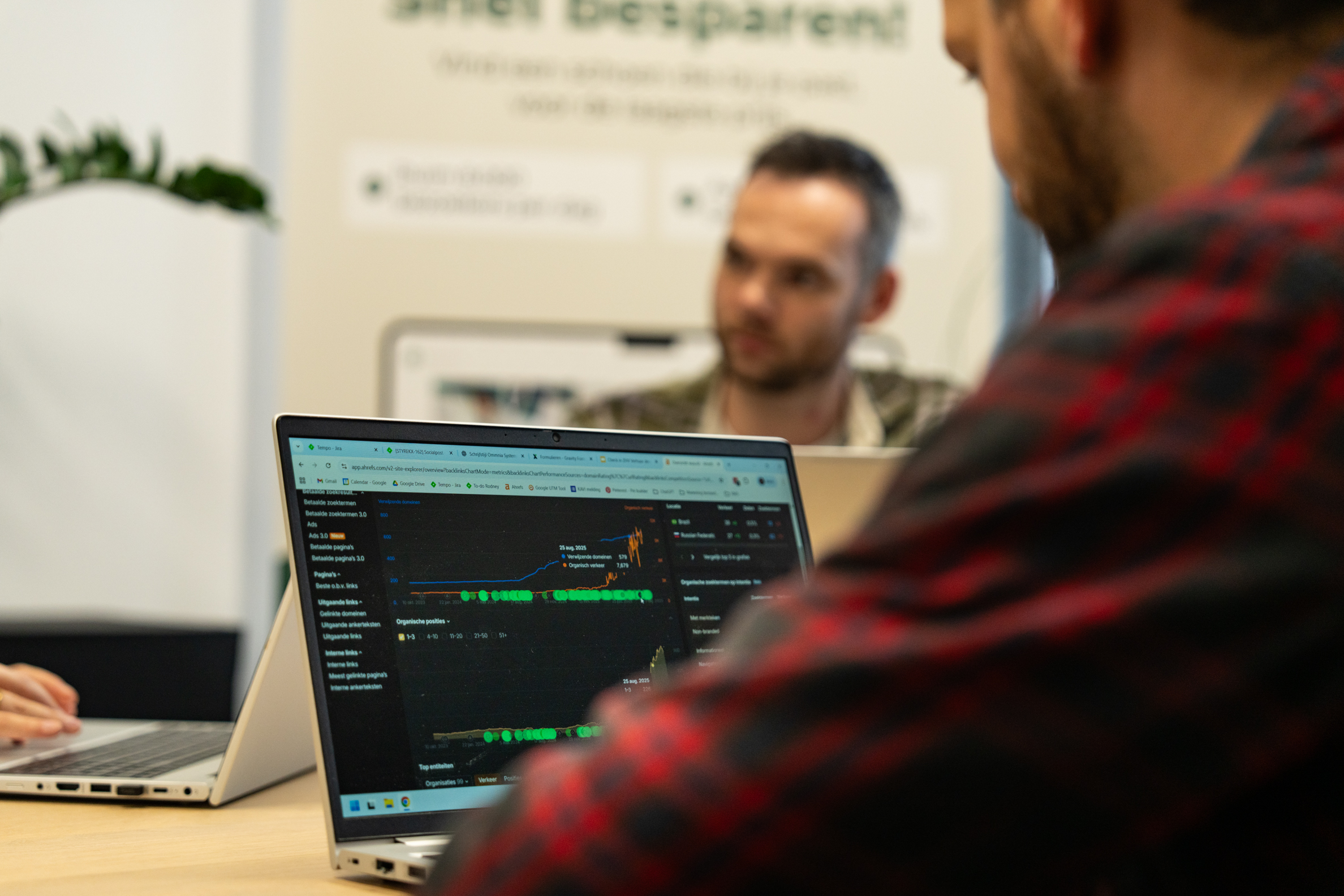 Specialisten bij WUX analyseren affiliatecampagne-resultaten op een laptop met datagrafieken en conversiestatistieken.