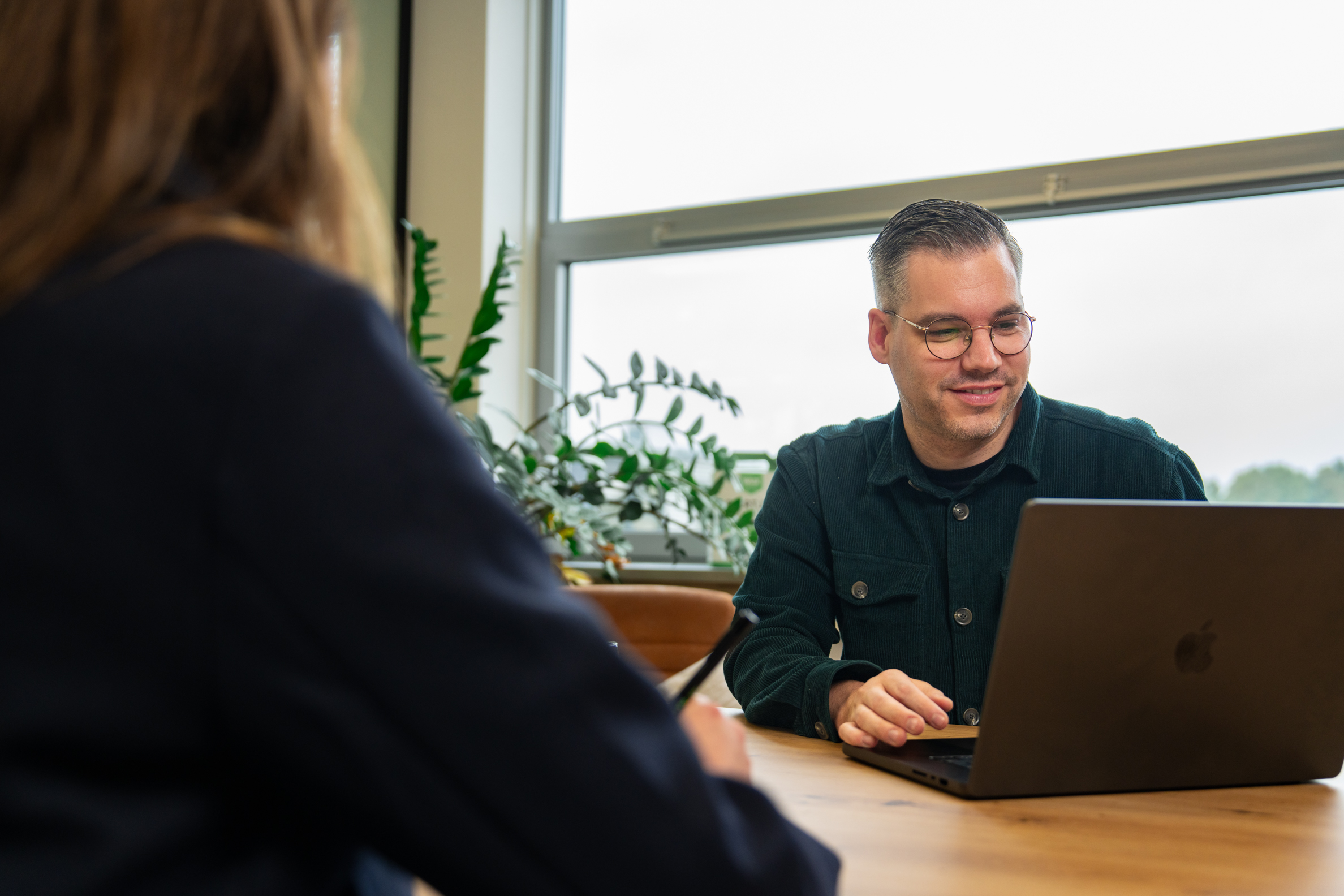 Webdeveloper van WUX bespreekt de integratie van webshopkoppelingen en beheersystemen met een collega.