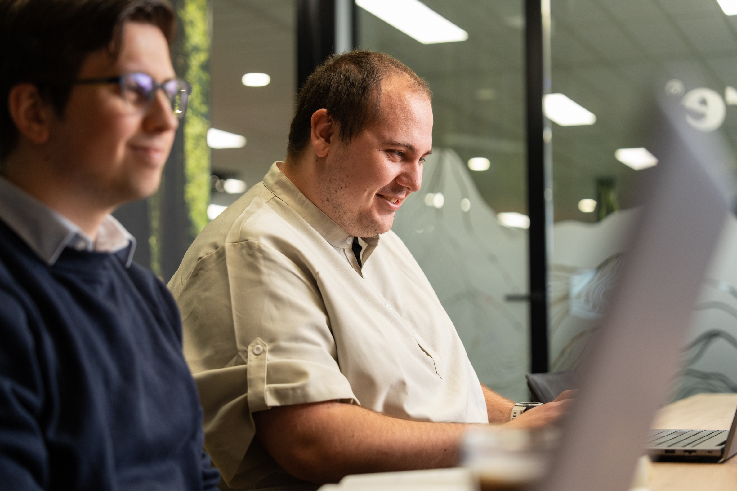 Developers van WUX werken aan koppelingen tussen webshop en intern beheersysteem voor efficiënte automatisering.