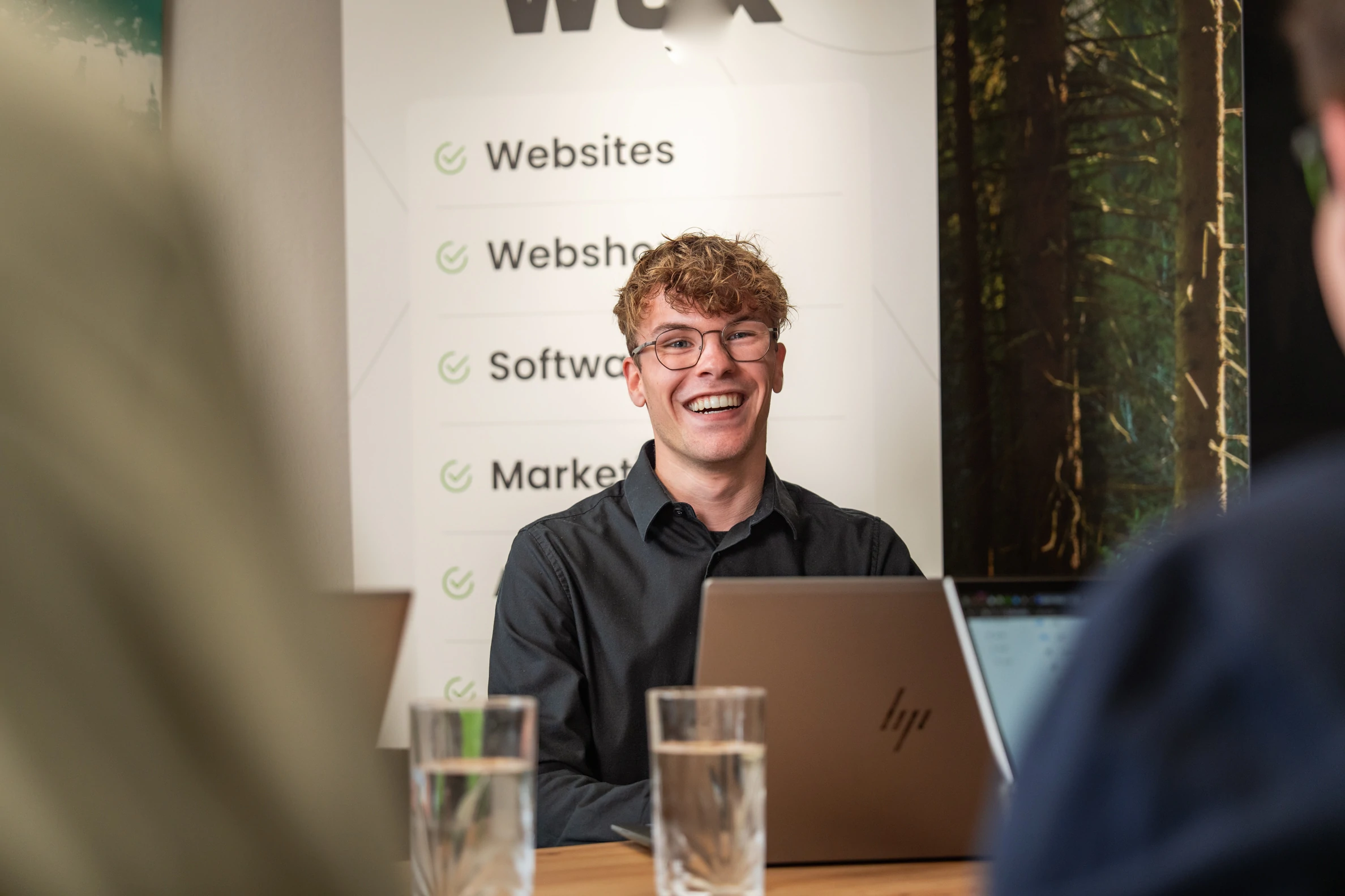 Team van WUX bespreekt de strategie en vormgeving van een op maat gemaakte website.