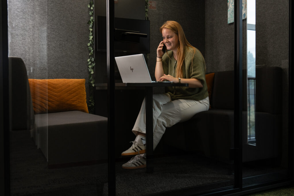 Online marketeer voert een klantgesprek over conversie-optimalisatie (CRO) bij WUX