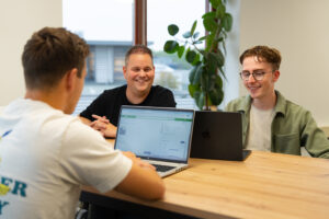 Team van Wux bespreekt automatiseringsproject en koppeling van KPI’s tijdens een werksessie op kantoor.