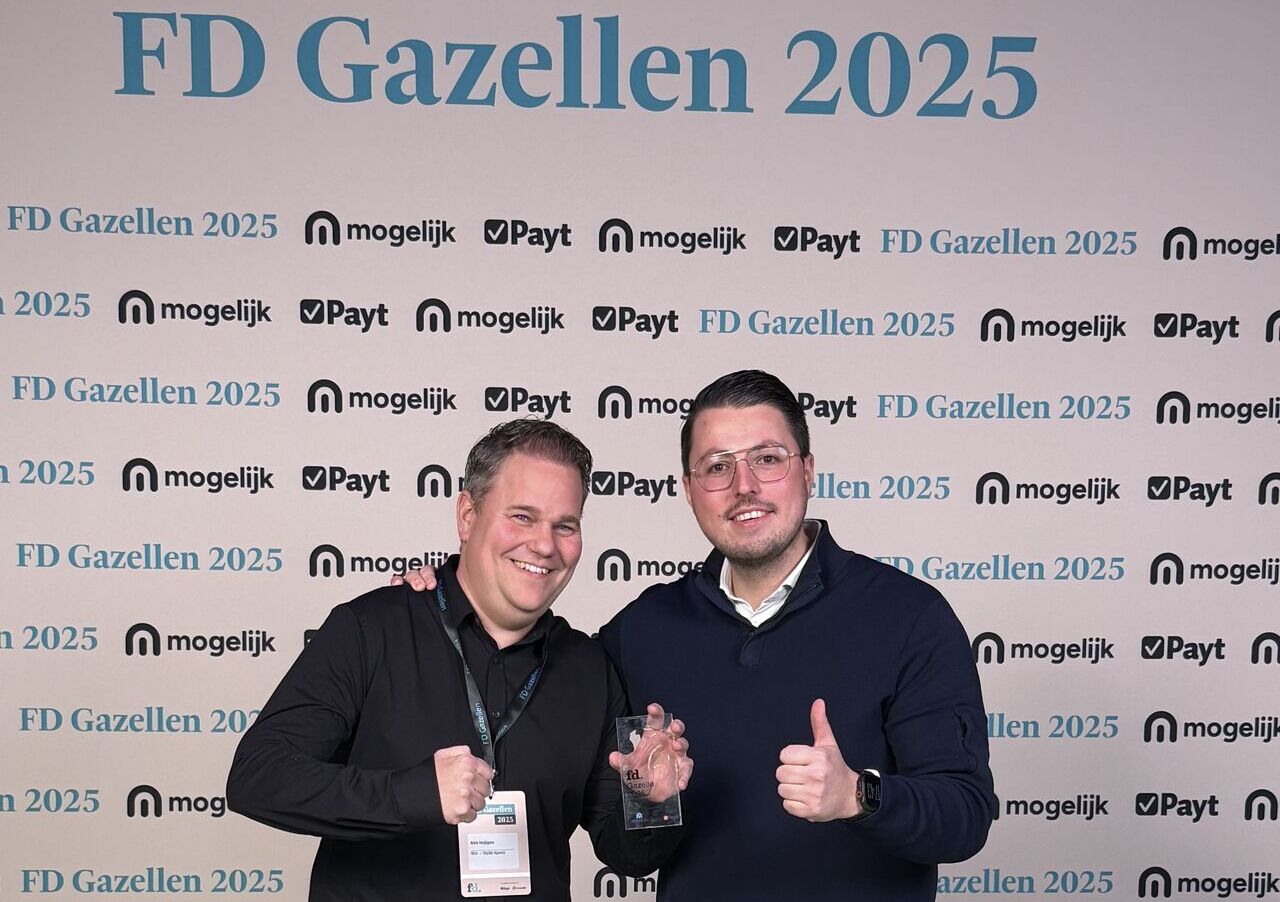 Twee medewerkers van Wux met FD Gazelle Award 2025 tijdens de uitreiking, als erkenning voor drie jaar op rij duurzame groei als een van de snelst groeiende bedrijven van Nederland.