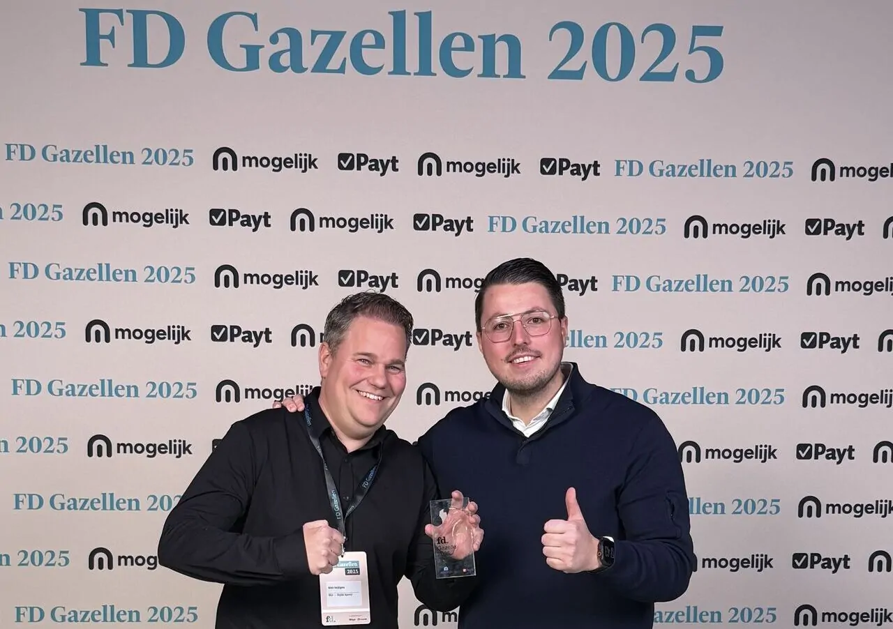 Twee medewerkers van Wux met FD Gazelle Award 2025 tijdens de uitreiking, als erkenning voor drie jaar op rij duurzame groei als een van de snelst groeiende bedrijven van Nederland.