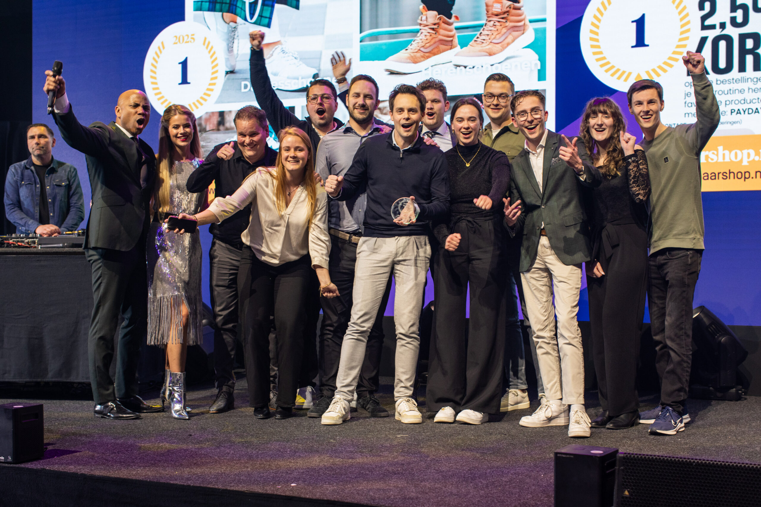 Het team achter Schoenen.nl op het podium tijdens de uitreiking van Website van het Jaar 2025.