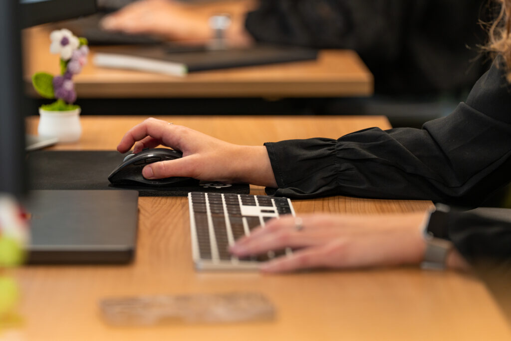 Medewerker van Wux werkt aan maatwerksoftware voor aannemers om projecten, planning en administratie te stroomlijnen.