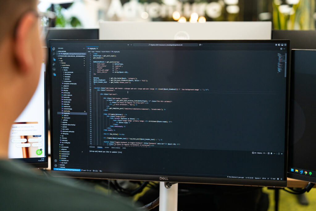 Ontwikkelaar van Wux werkt aan de code van een SaaS-webapplicatie.