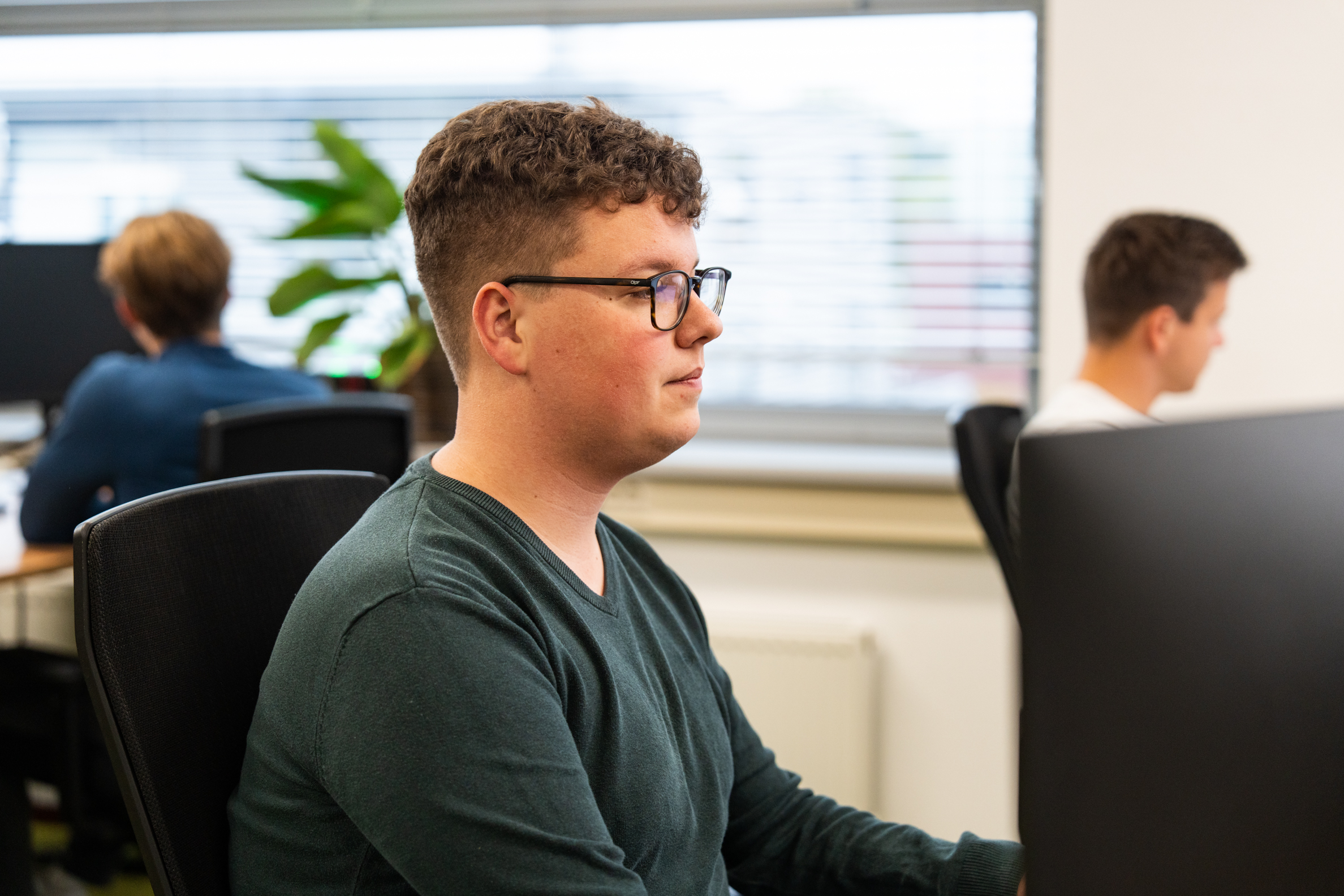 Softwareontwikkelaar van Wux werkt aan digitale oplossingen voor de overheid om processen te automatiseren en dienstverlening te verbeteren.