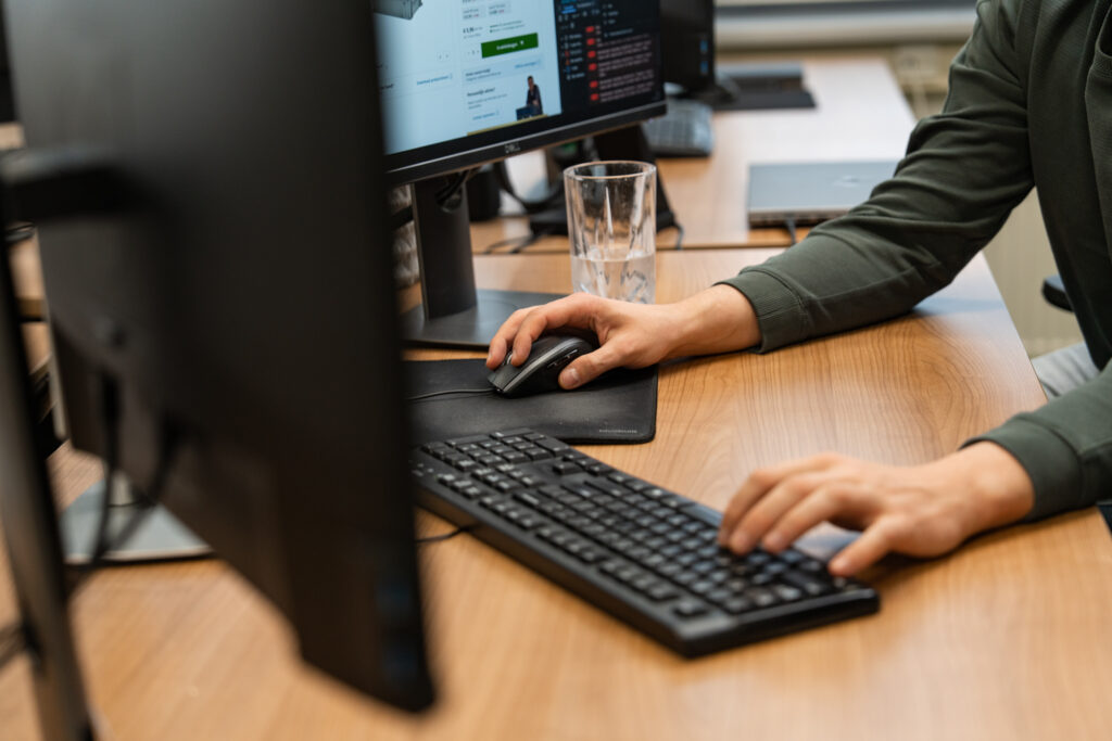 Developer van Wux werkt aan branchespecifieke softwareoplossingen op kantoor, gericht op maatwerk voor diverse sectoren.