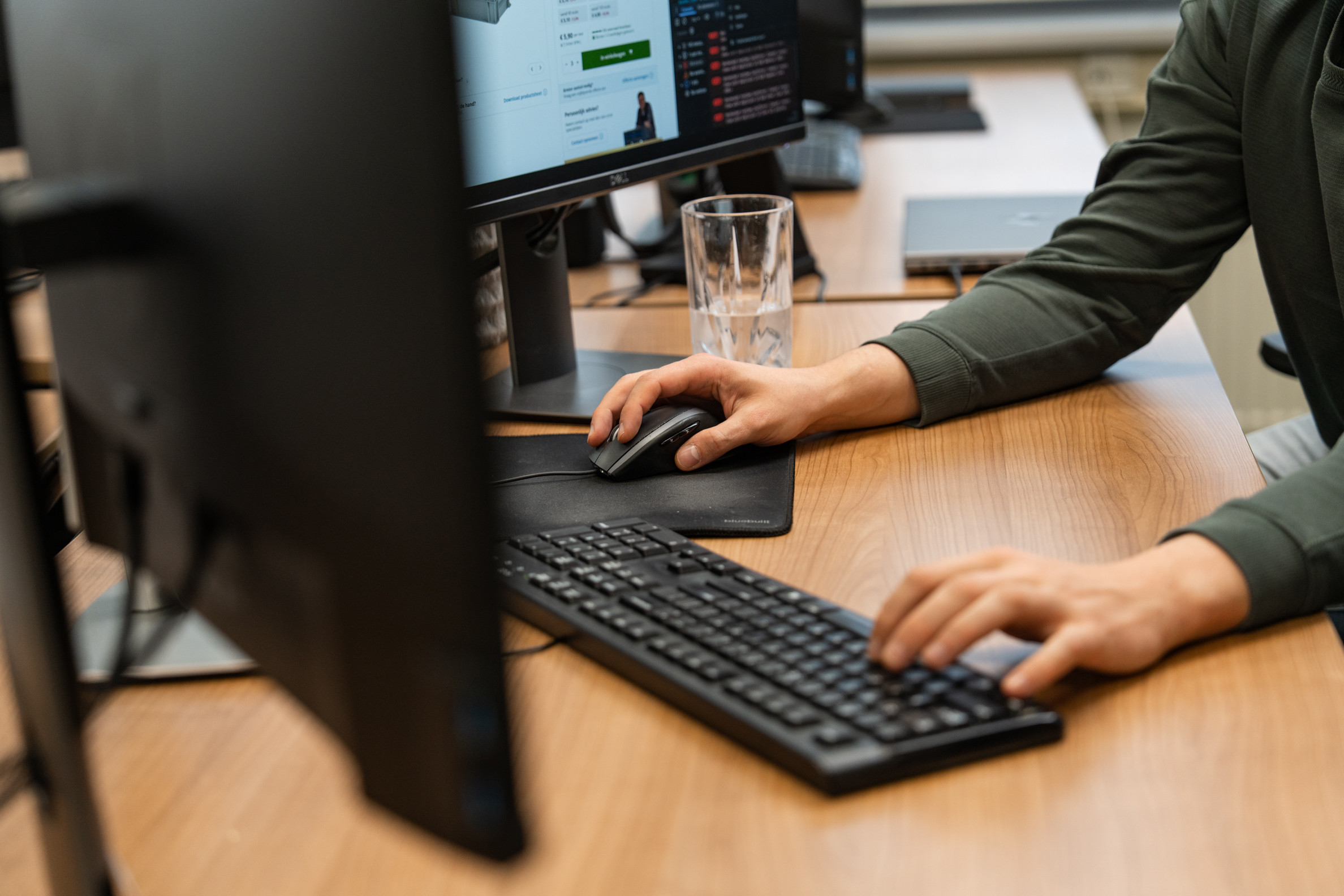 Ontwikkelaar van Wux werkt aan de interface van een Digital Experience Platform dat online klantbeleving en contentbeheer optimaliseert.