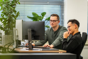 Collega’s van Wux werken samen achter hun beeldschermen aan het structureren en opschonen van data voor AI-toepassingen.