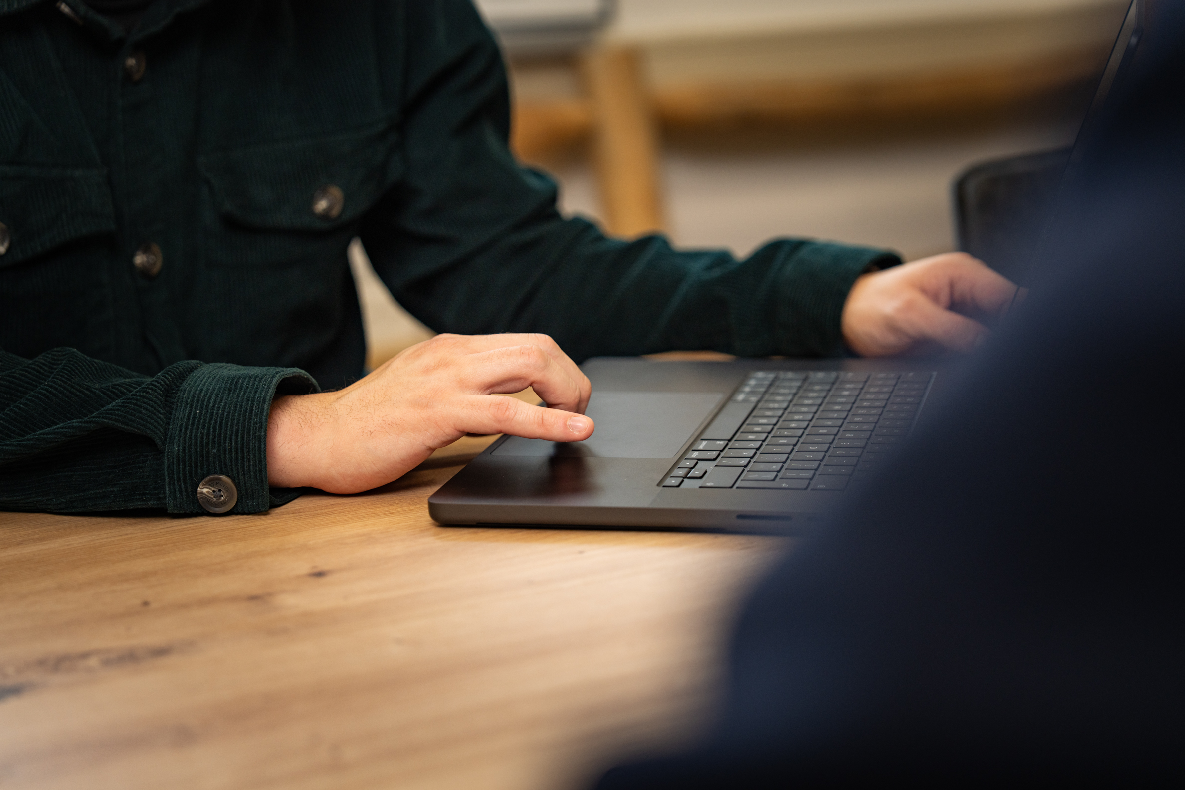 Ontwikkelaar van Wux werkt aan de interface van een declaratie app op laptop.