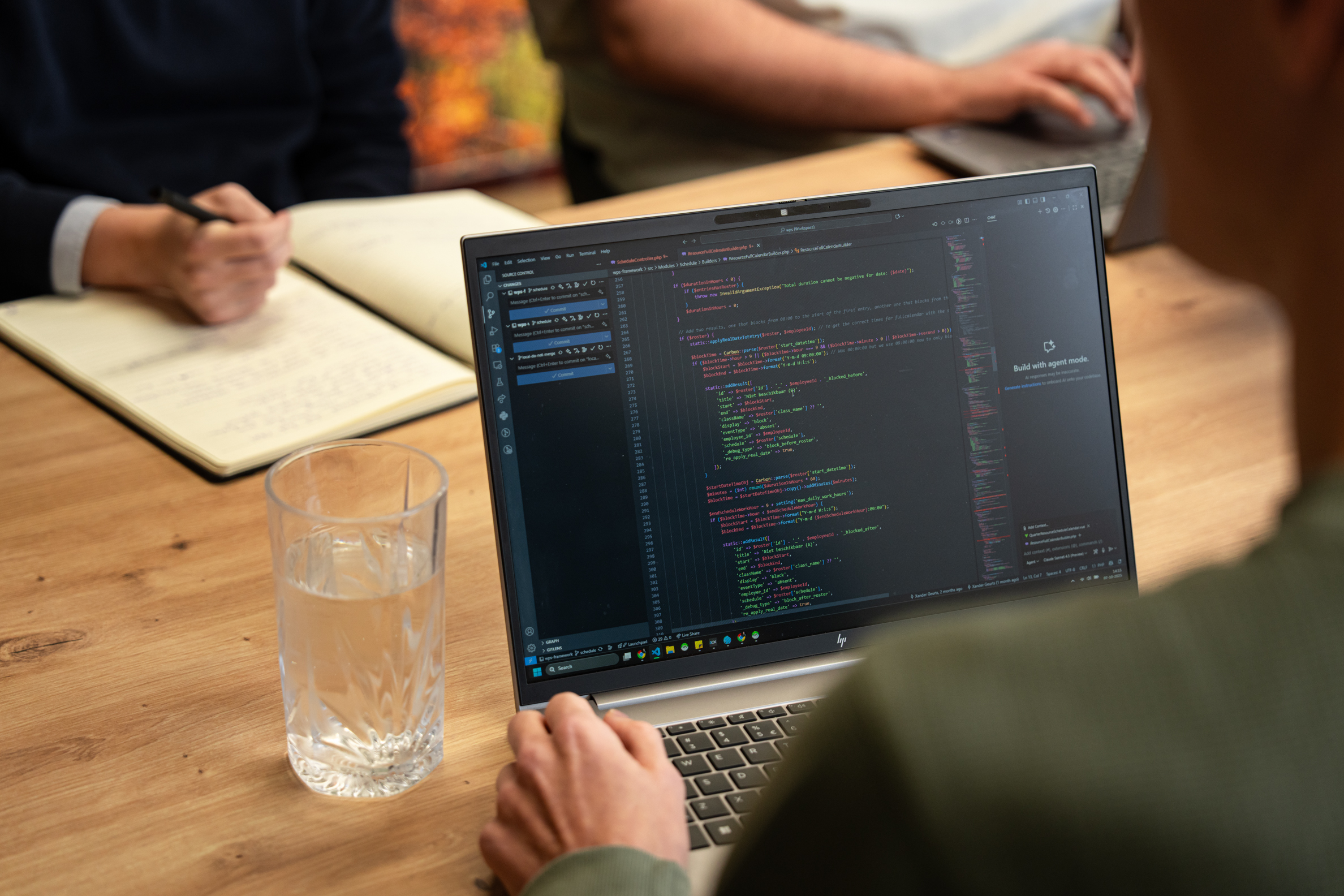 Softwareontwikkelaar van Wux werkt aan HR software om personeelsprocessen te digitaliseren en efficiënt te beheren.