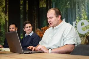 Team van Wux bespreekt architectuurkeuzes voor schaalbare en stabiele software tijdens een strategisch ontwikkeloverleg.
