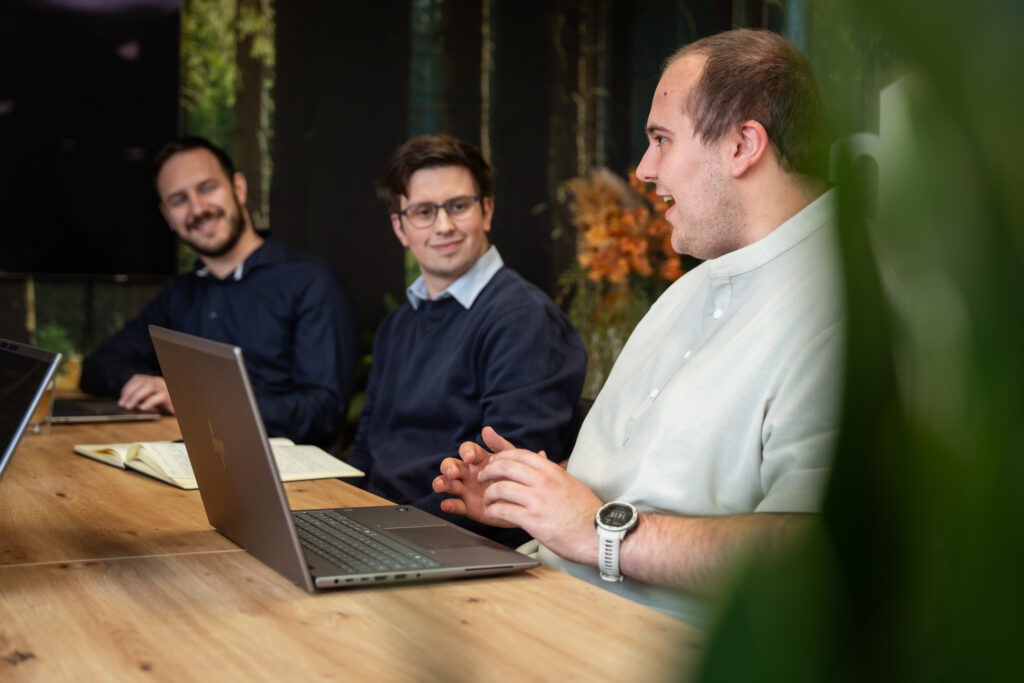 Team van Wux bespreekt de ontwikkeling van horeca software voor efficiënter reserveringsbeheer en kassasystemen.