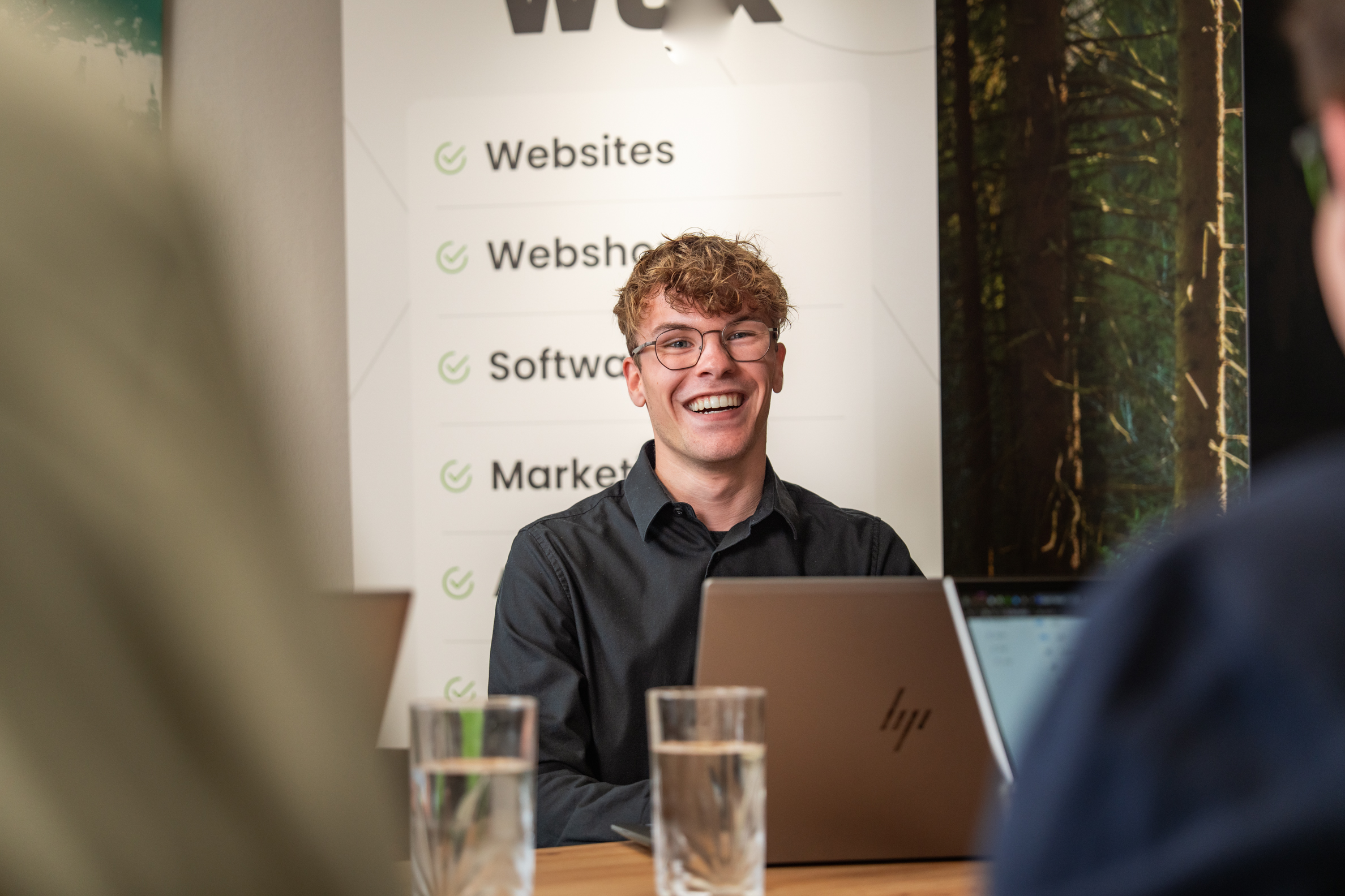 Team van Wux bespreekt de ontwikkeling en functionaliteiten van een digitale declaratie app.