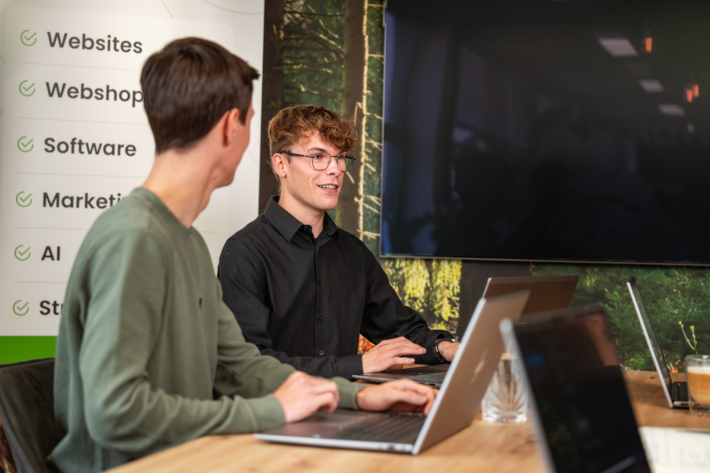 Team van Wux bespreekt de ontwikkeling van een Learning Management System voor online trainingen en e-learning.