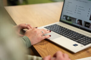 Ontwerper van Wux werkt aan content-first webdesign op laptop en stelt structuur en inhoud van de website samen.