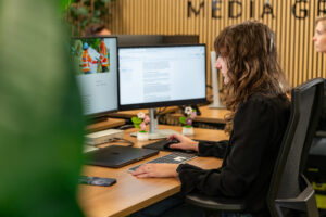 Developer van Wux werkt aan een webapplicatie met API-integraties voor een efficiënte en toekomstbestendige website.