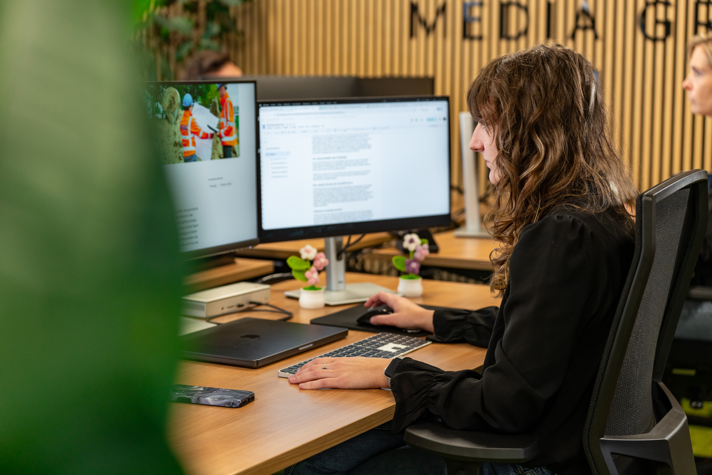 Developer van Wux werkt aan een webapplicatie met API-integraties voor een efficiënte en toekomstbestendige website.