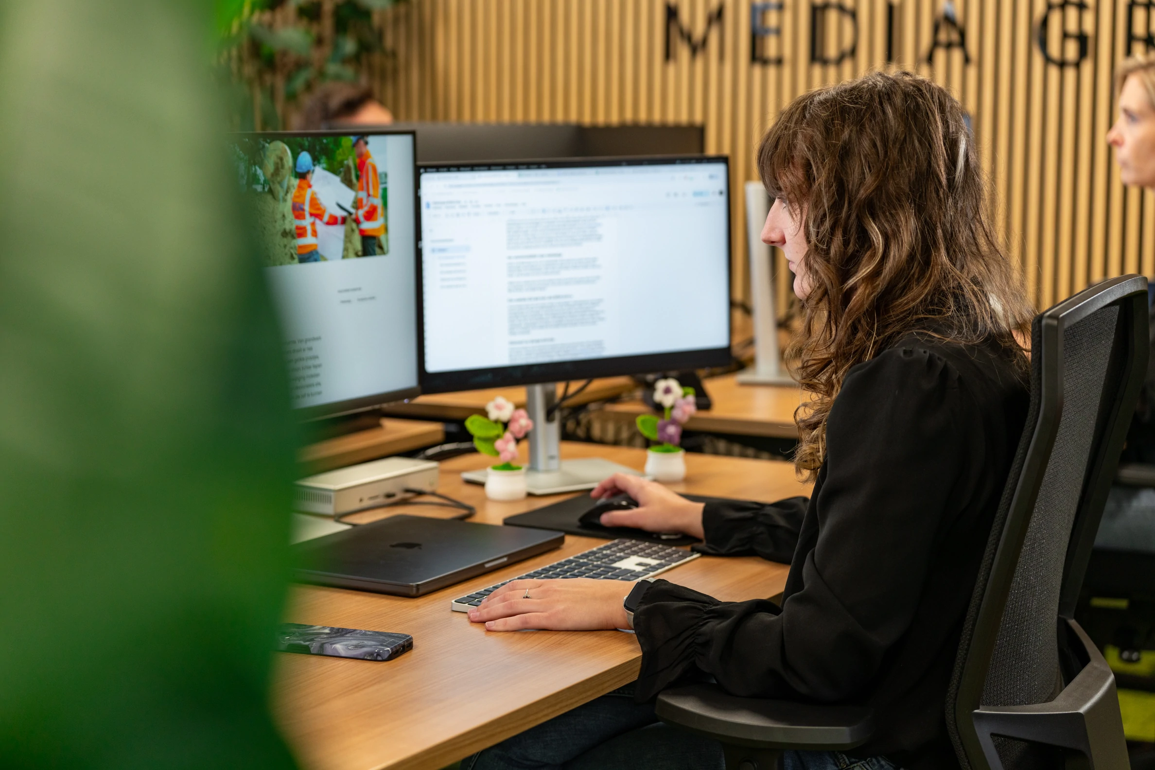 Developer van Wux werkt aan een webapplicatie met API-integraties voor een efficiënte en toekomstbestendige website.