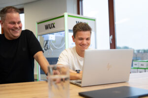 Collega’s van Wux werken samen aan een snelle en gebruiksvriendelijke website op kantoor.