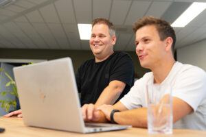 Collega’s van Wux bespreken een websiteproject waarbij API’s worden ingezet om systemen slim met elkaar te verbinden.