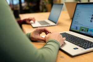 Wux-teamlid werkt op een laptop aan de optimalisatie van een custom front-end website.