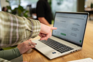 Wux-specialisten analyseren websiteprestaties en laadsnelheid op een laptop.