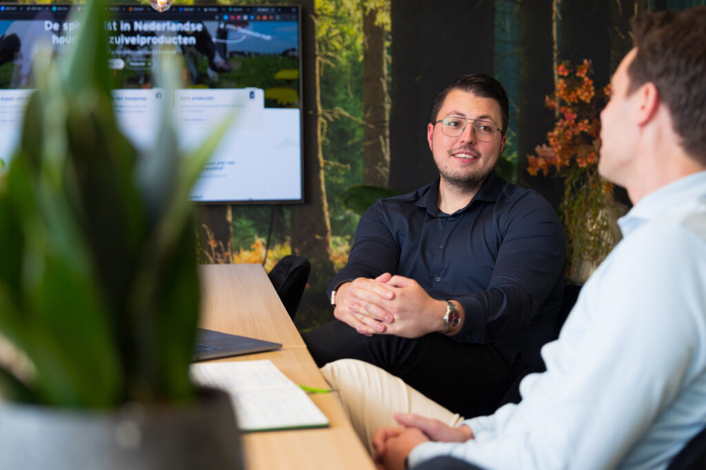 Specialist van Wux licht adverteren op Pinterest targeting toe tijdens een overleg