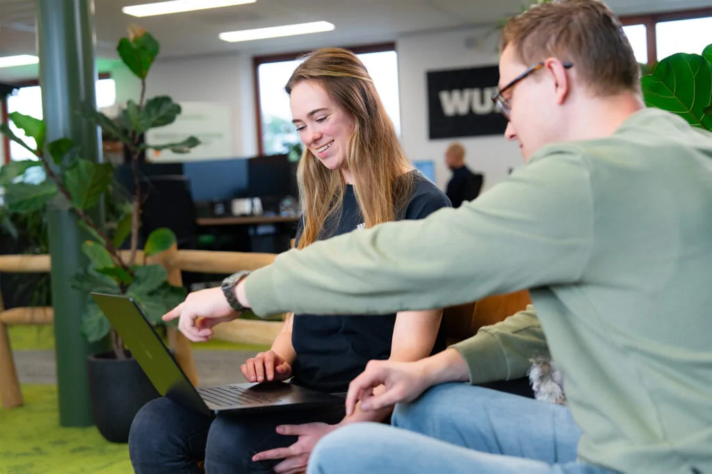 Teamoverleg bij Wux over social advertising strategie en planning