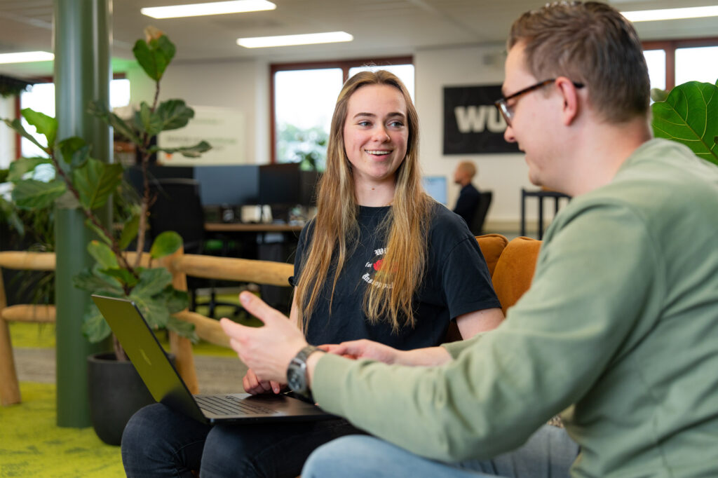 Performance marketeers van Wux bespreken Instagram adverteren tijdens een overleg
