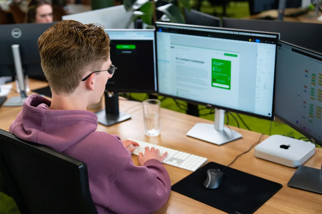 Growth marketeer van Wux controleert adverteren op LinkedIn conversies