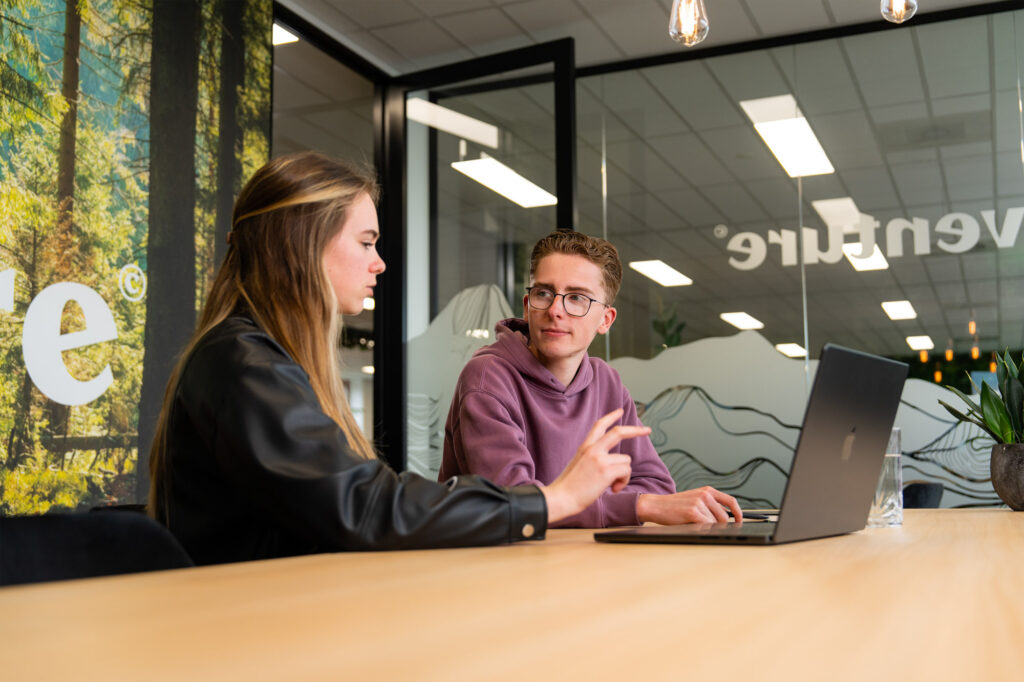 Een Wux specialisten druk in gesprek over de succesvolle implementatie van de Smart Trade koppeling bij een klant.