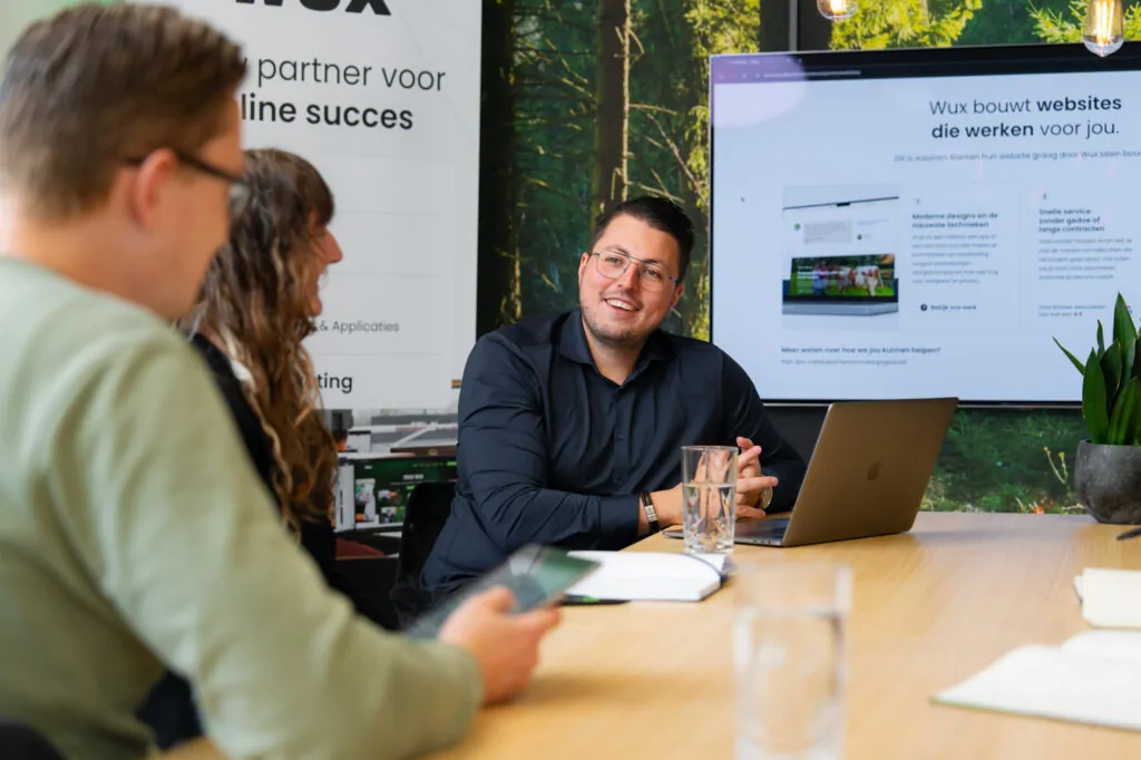 Marketing specialist van Wux legt Snapchat adverteren strategie uit tijdens een overleg