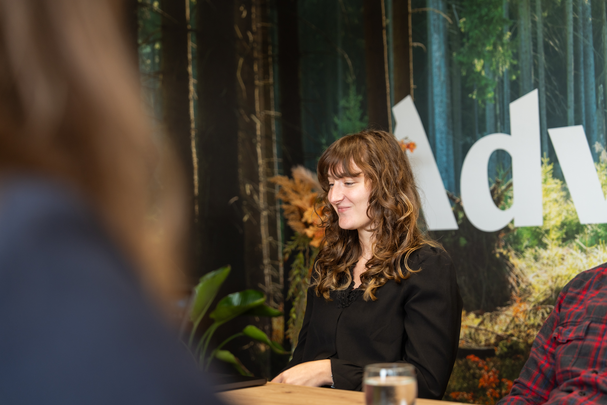 Performance marketeer van Wux bespreekt Instagram adverteren tijdens een overleg