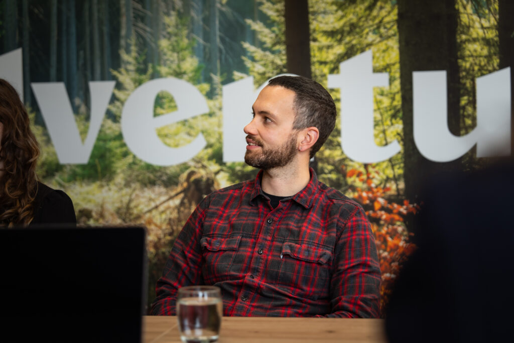 In het kantoor van Wux worden LinkedIn adverteren learnings besproken tijdens een overleg