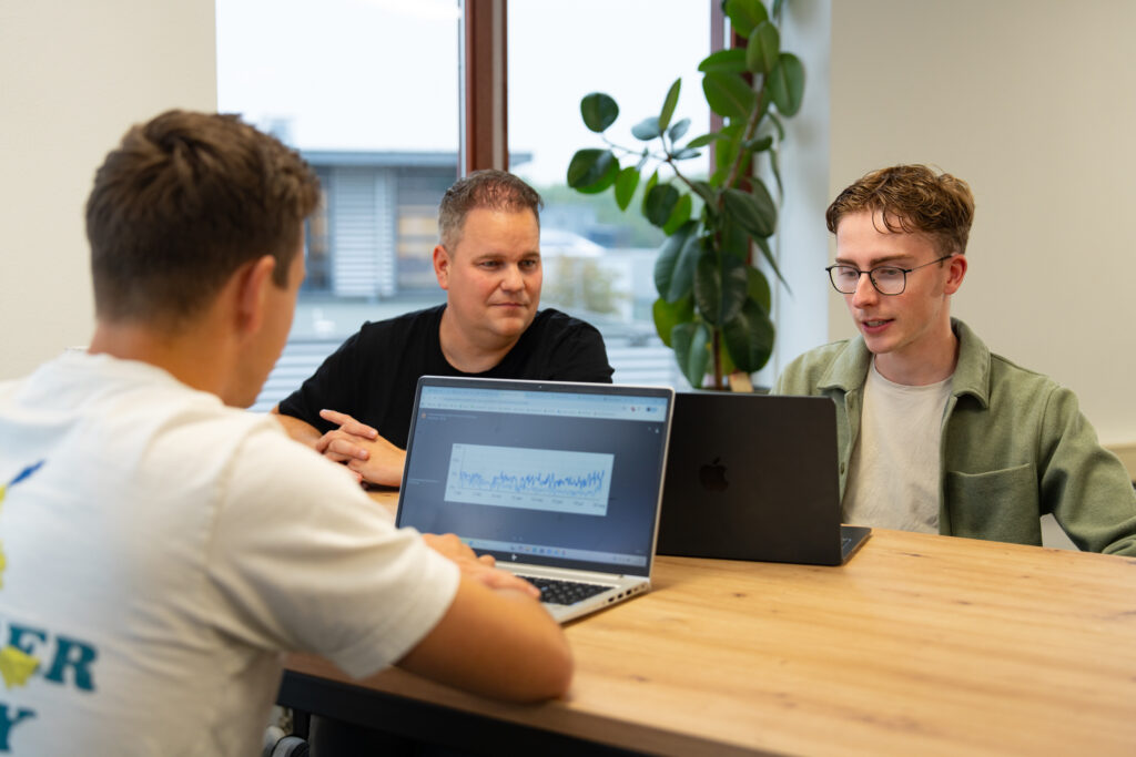Wux teamleden analyseren kansen voor een nieuwe groeistrategie.