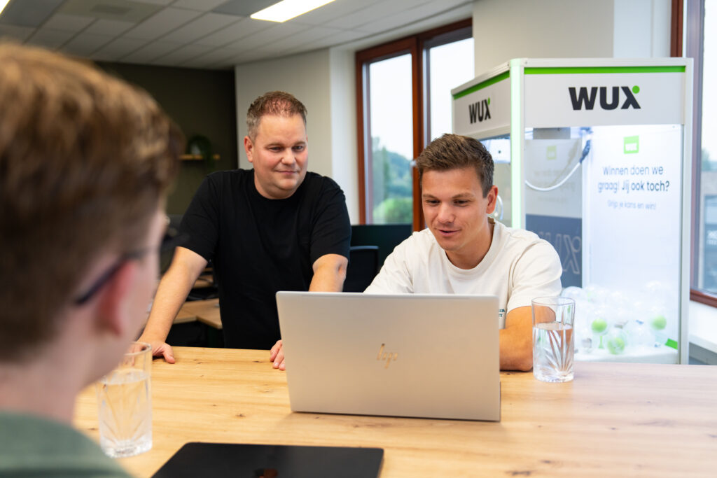 In het kantoor van Wux wordt Snapchat adverteren strategie doorgenomen tijdens een overleg