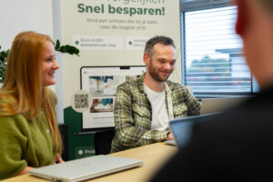 Lachend team van Wux bespreekt campagneprestaties en inzet van AI binnen social advertising tijdens strategische sessie.