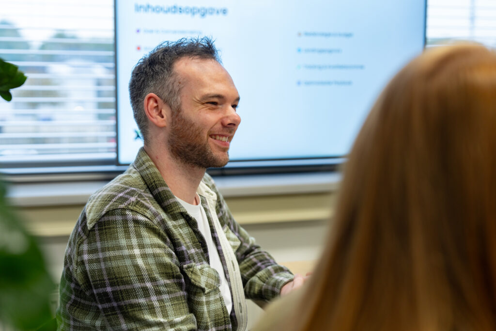 B2B marketeer van Wux beoordeelt LinkedIn adverteren creatives tijdens een overleg