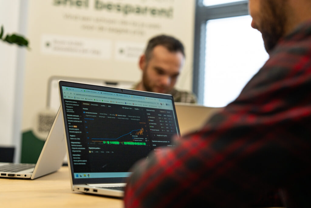 Specialist van Wux bekijkt adverteren op YouTube conversies in een analytics-dashboard op een laptop