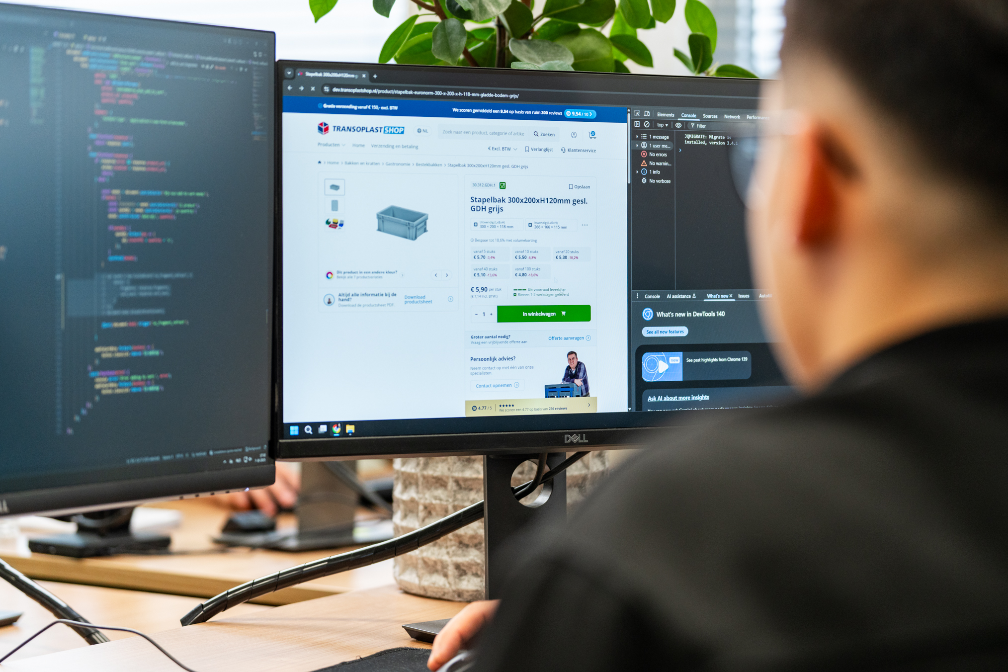 Developer van Wux optimaliseert een WooCommerce webshop voor schaalbaarheid en performance op meerdere schermen.