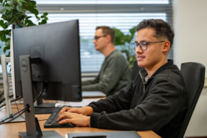 Developers van Wux werken aan een schaalbare WooCommerce webshop en technische optimalisatie.