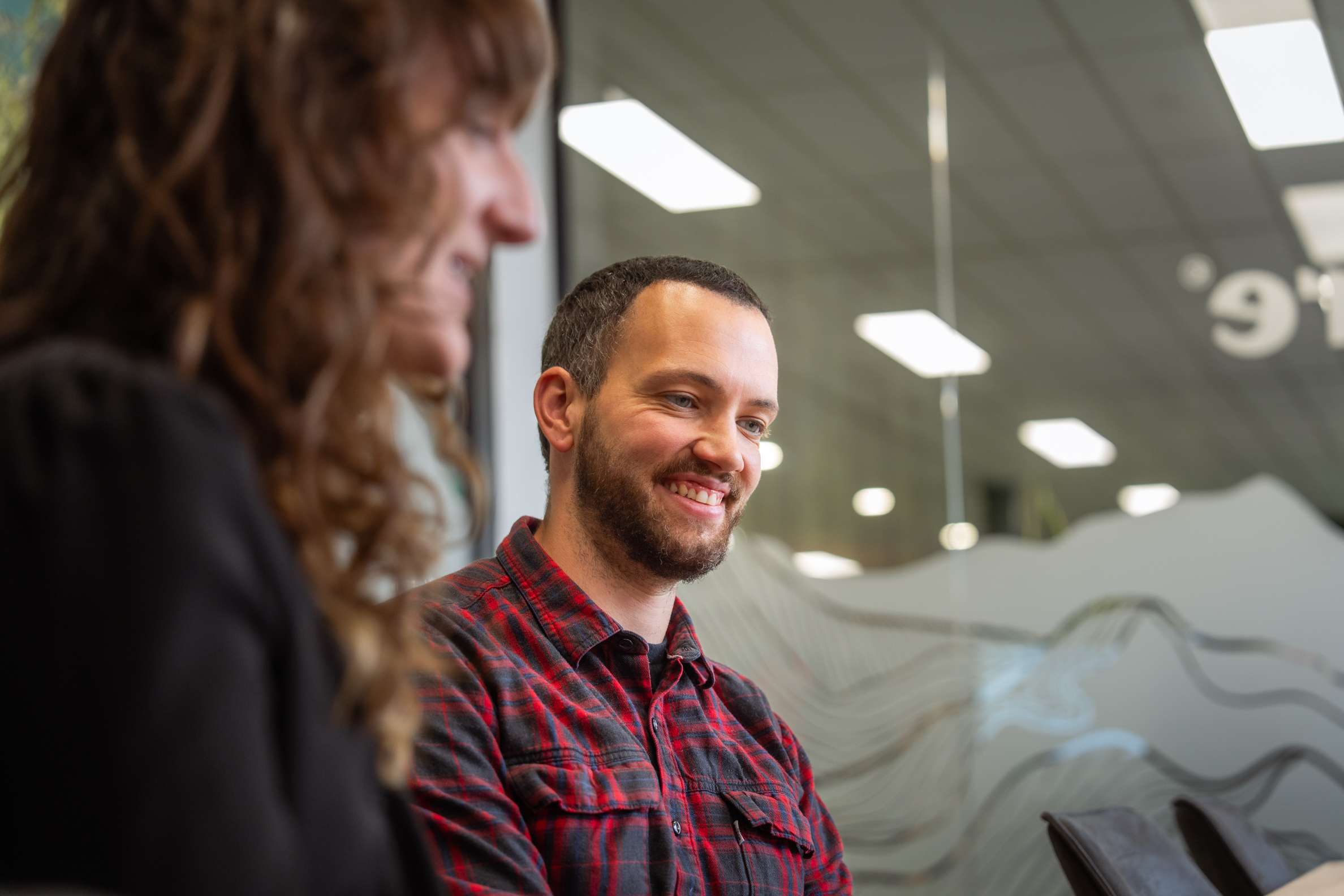YouTube specialist van Wux bespreekt YouTube adverteren tijdens een overleg.