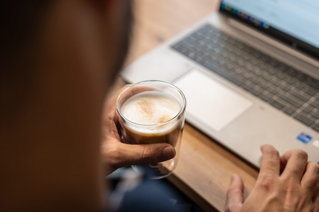 Specialist van Wux maakt nieuwe creatives voor adverteren op Snapchat op een laptop