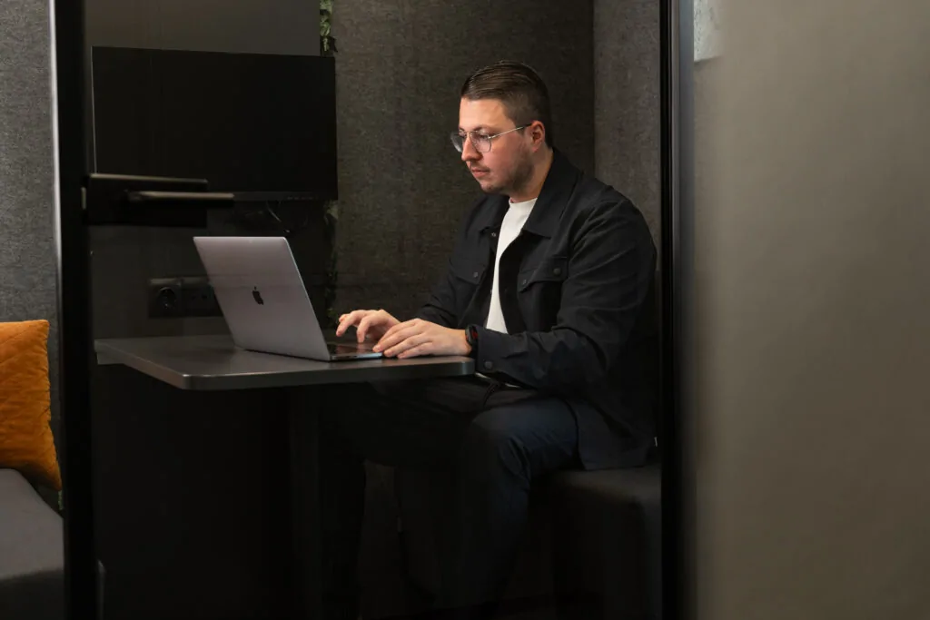 Specialist van Wux stelt YouTube adverteren campagnes in op een laptop.