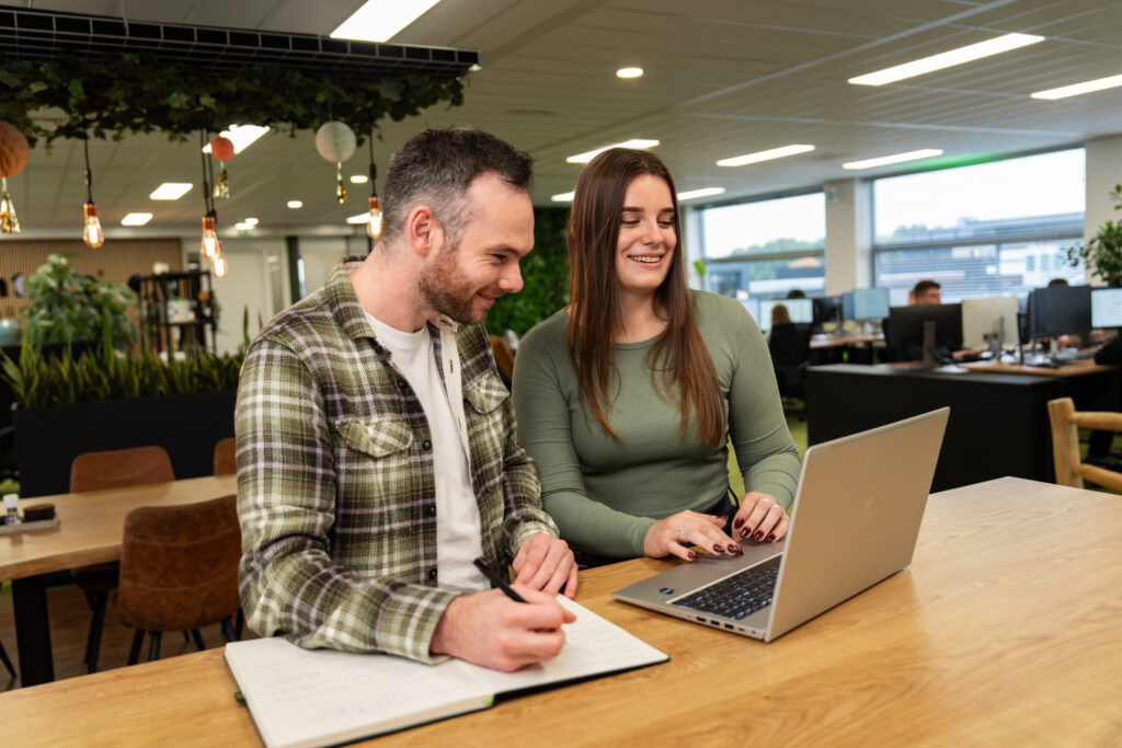Ads specialisten van Wux stellen LinkedIn adverteren campagnes in op een laptop