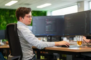 Een developer van Wux programmeert de logica voor dataverwijdering op meerdere schermen.