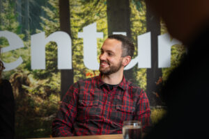 SEO-expert van Wux vertelt tijdens een overleg hoe je met unieke content beter rankt in Google.